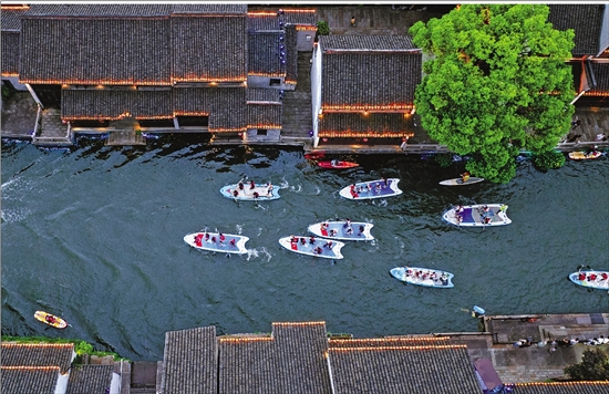 第七届南浔古镇桨板公开赛。 通讯员 沈勇强 摄