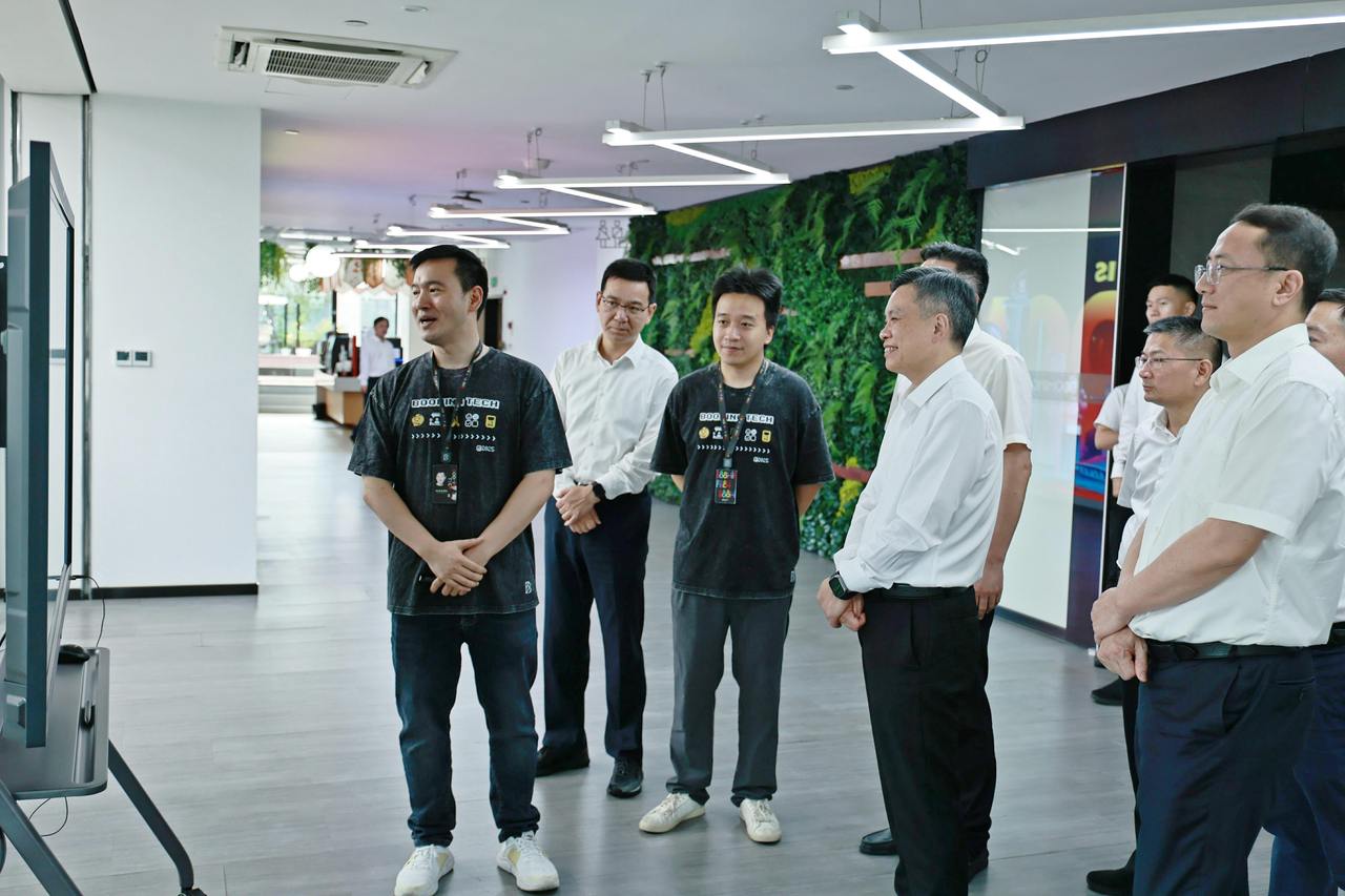 31日下午,省长刘捷在杭州调研服务贸易创新发展工作。图为刘捷来到不鸣科技,详细了解企业产品和服务的出海情况。潮新闻记者 陆乐 摄