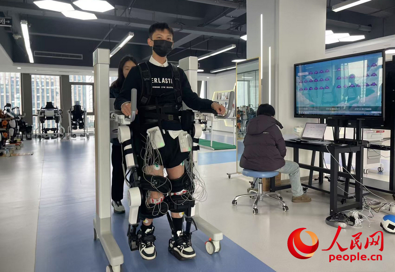 程天科技研发人员正在对外骨骼设备进行测试。人民网记者 王丽玮摄