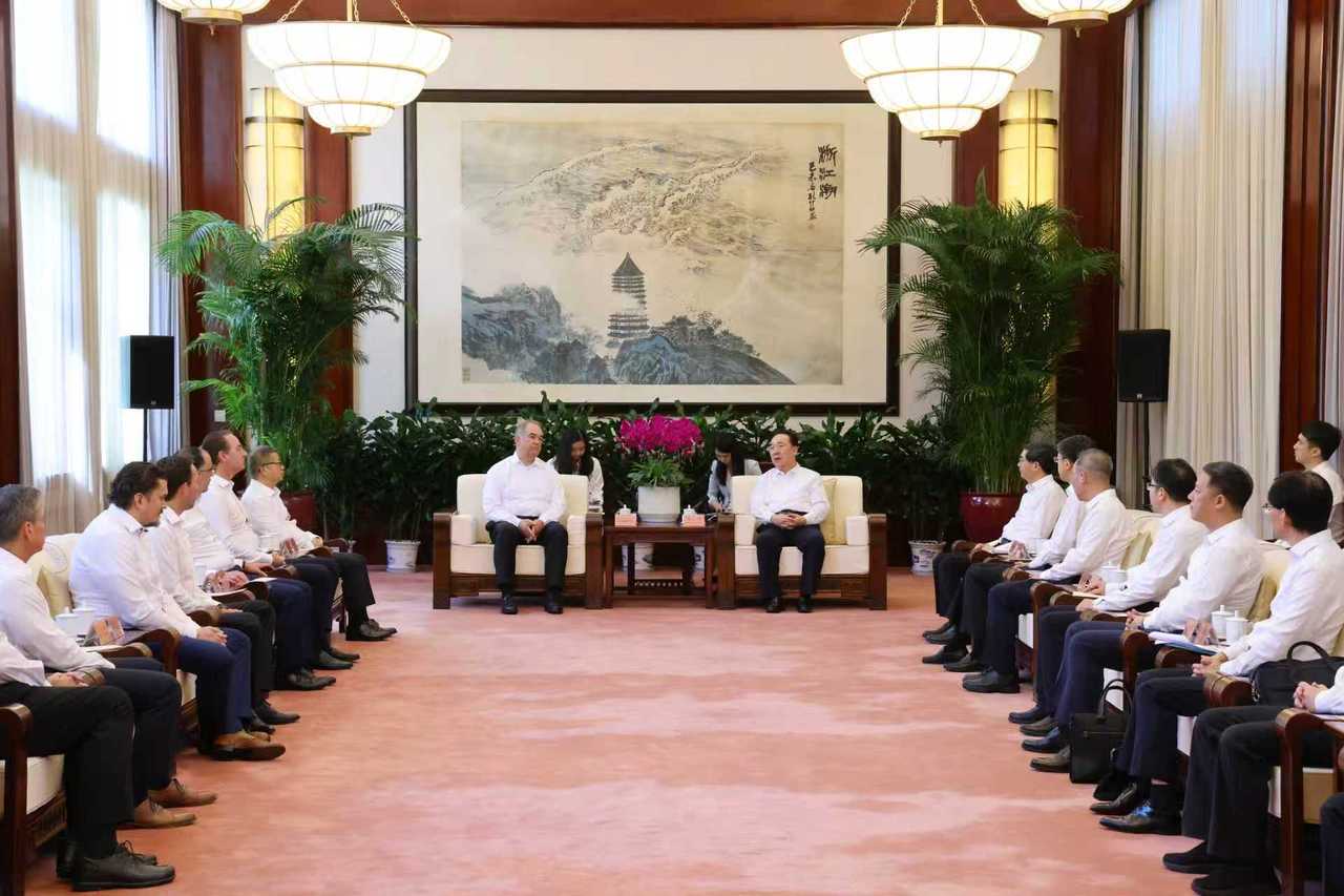 8月29日,省委书记、省人大常委会主任王浩在杭州会见了德国默克集团家族董事会主席约翰内斯·拜卢一行。潮新闻记者 李震宇 摄