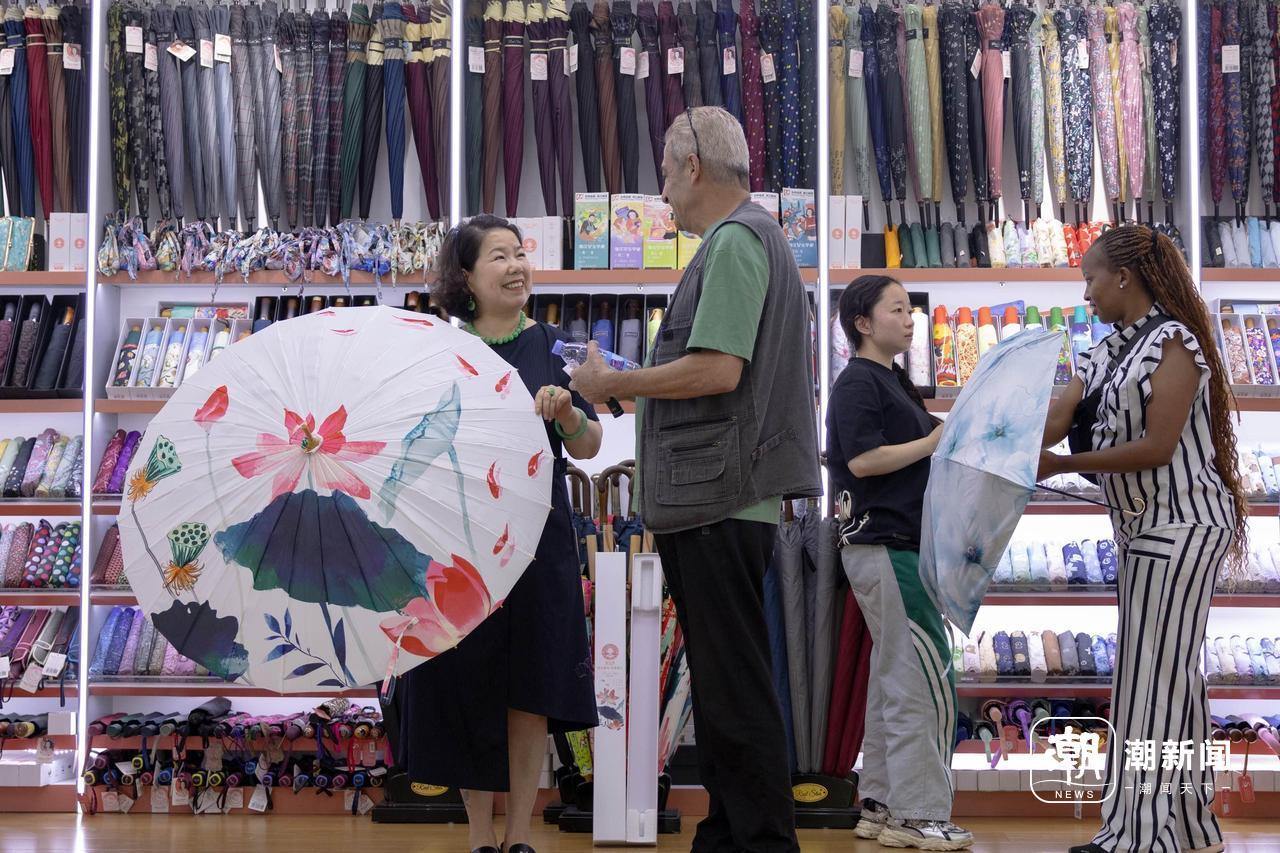 外商在义乌国际商贸城采购。潮新闻记者 倪雁强 摄