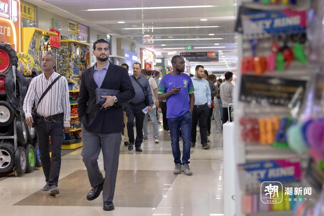 外商在义乌国际商贸城采购。潮新闻记者 倪雁强 摄