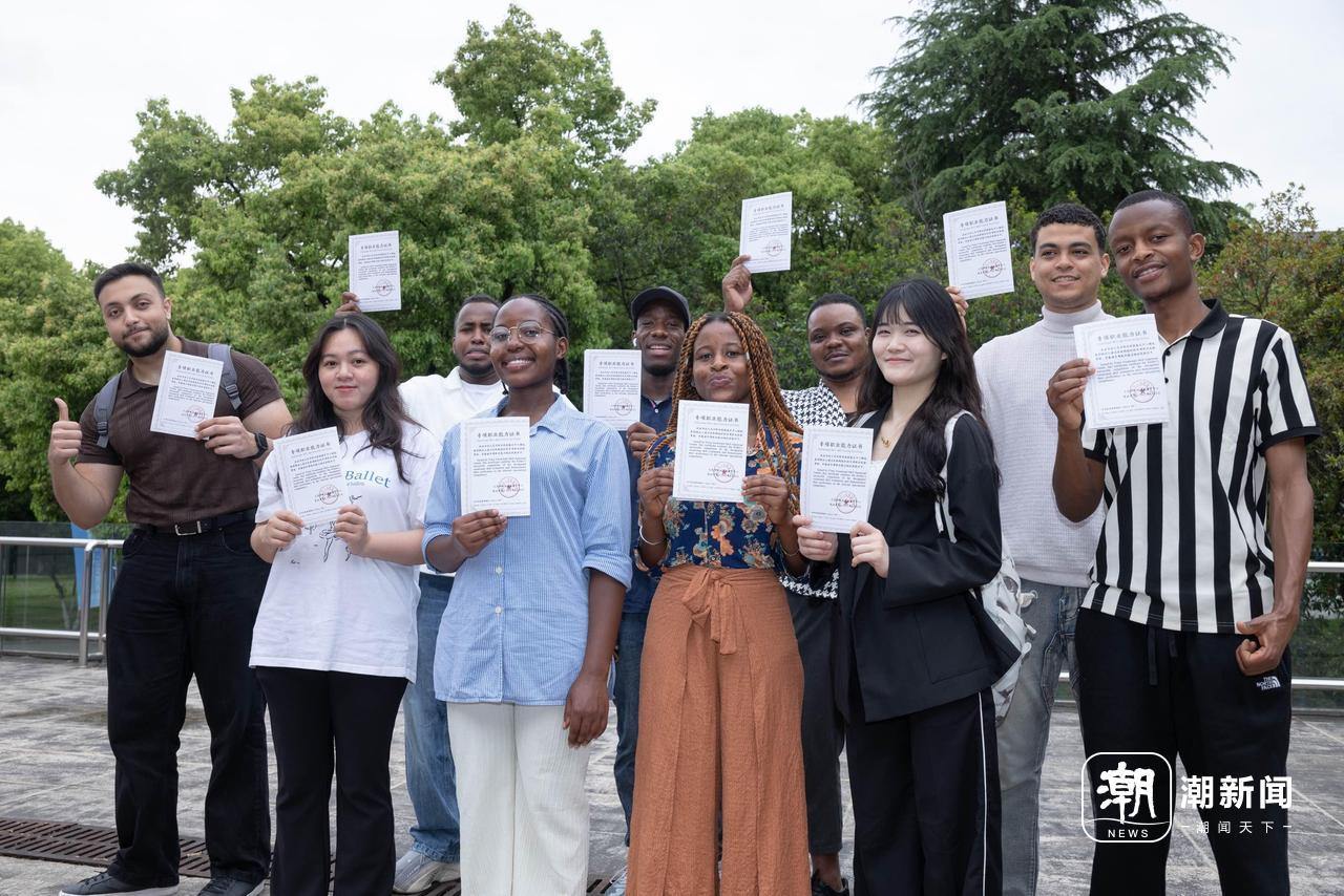 为了让外籍友人更好的在义乌就业、创业,义乌向考试合格的外籍青年发放专项职业能力证书。潮新闻记者 倪雁强 摄