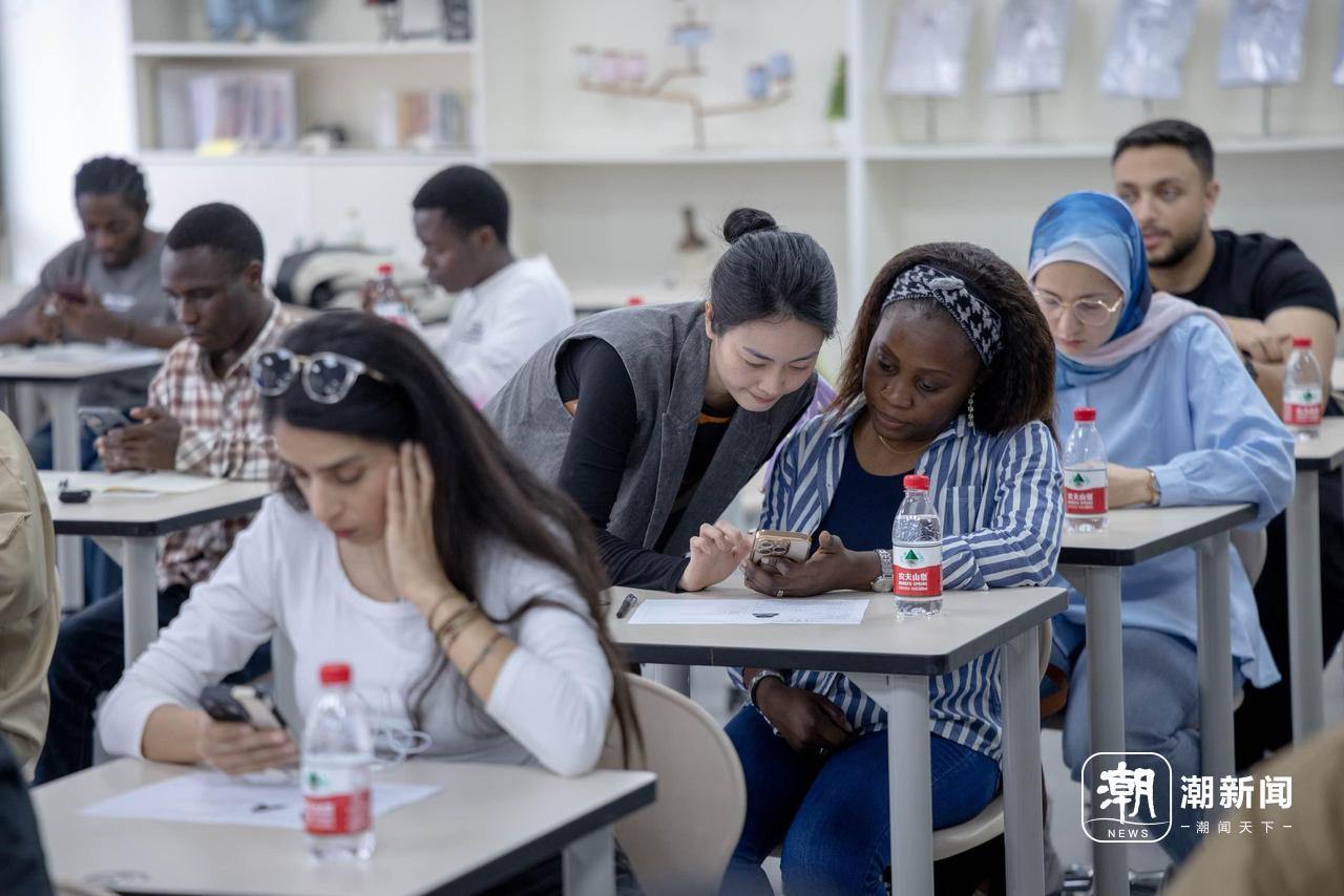 外籍青年参加“国际商贸AI应用”专项职业能力技能实操考试。潮新闻记者 倪雁强 摄