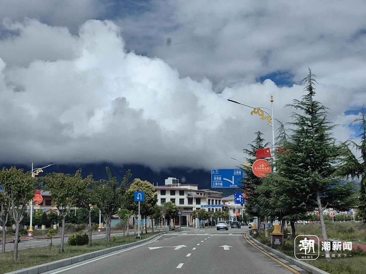 林芝市区。甘居鹏 摄