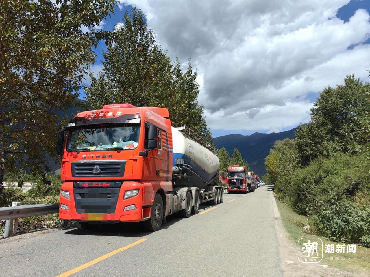 行驶在林芝派镇的重卡。甘居鹏 摄