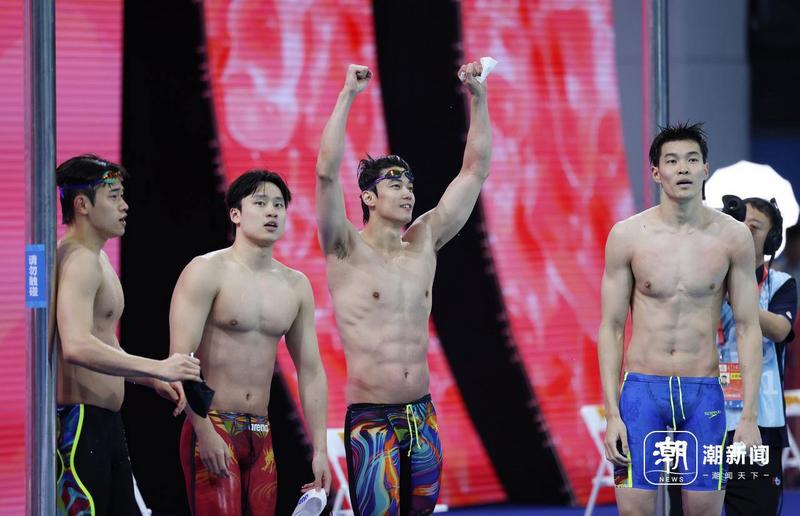 11月10日晚,全运会男子4×100米自由泳接力决赛,浙江队夺得金牌。图为浙江队队员庆祝胜利。潮新闻特派记者 王建龙 蒋超 董旭明 摄