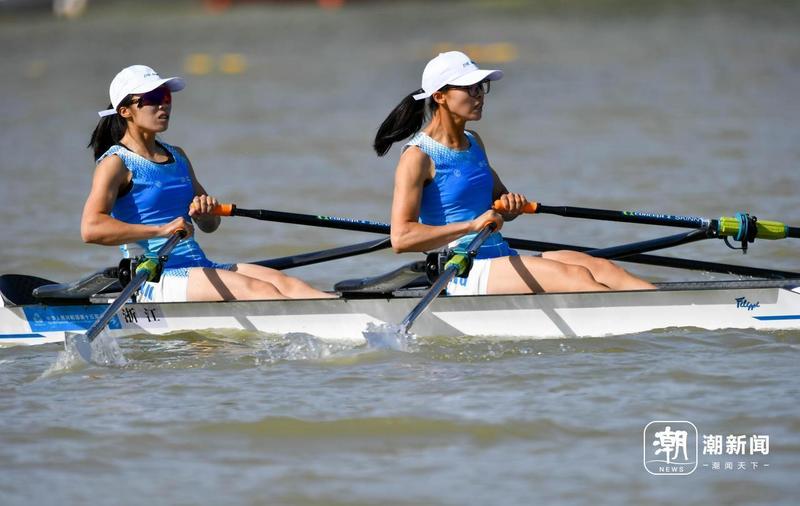 11月10日上午,全运会赛艇女子轻量级双人双桨决赛,浙江选手邹佳琪/富灵夺得开幕后浙江代表团首金。图为邹佳琪(左)与富灵在比赛中。潮新闻特派记者 董旭明 王建龙 摄
