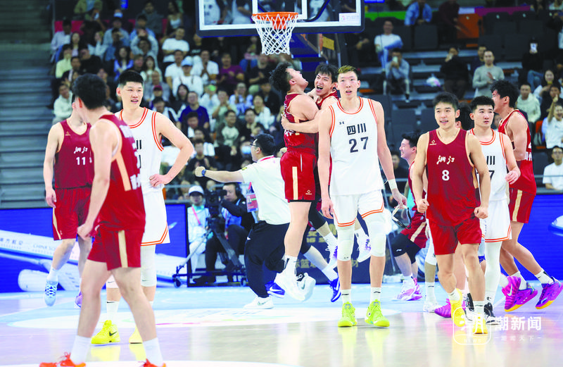 浙江男篮队员庆祝比赛胜利。特派记者 王建龙 蒋超 董旭明 摄