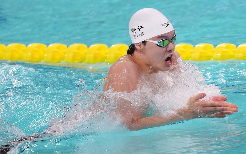11月13日,浙江队第二棒选手谢以忱在比赛中。最终,浙江队获得冠军。当日,第十五届全国运动会游泳男女4X100米混合泳接力决赛在广东省深圳市举行。新华社记者 薛宇舸 摄