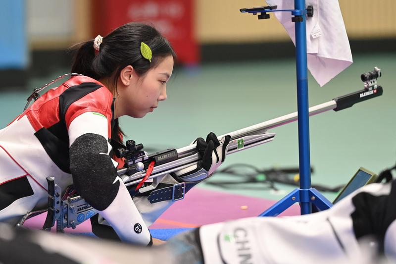10月16日,浙江队选手王子菲在比赛中。她最终获得冠军。当日,第十五届全运会射击女子50米步枪3种姿势决赛在广州举行。新华社记者 丁磊 摄