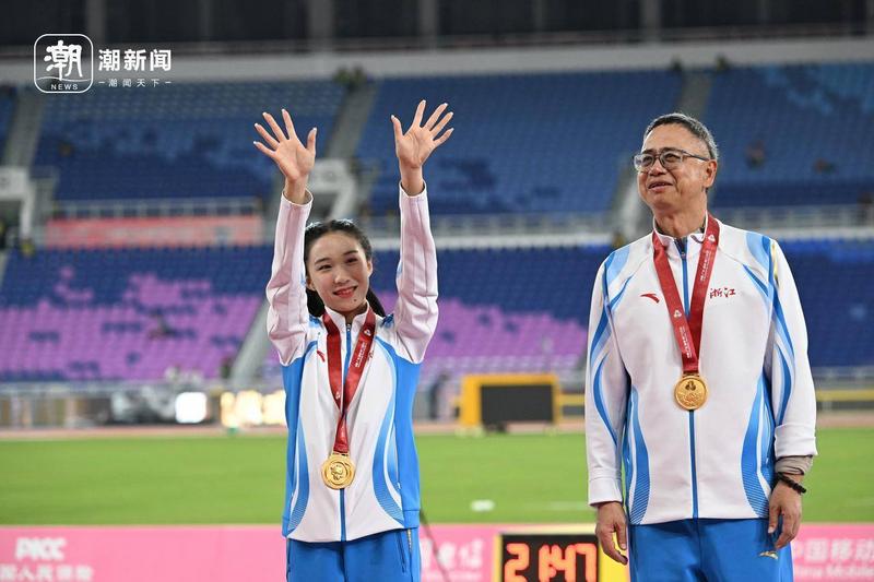 陈妤颉夺冠后向观众致意。潮新闻记者 董旭明 摄