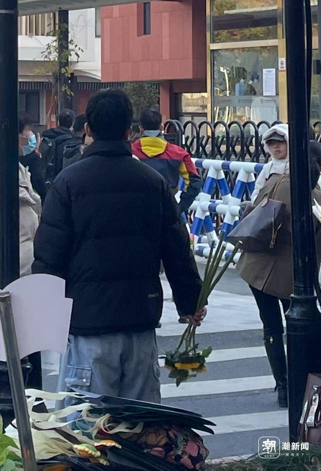 考点前的守候 实习生 金媛媛 摄