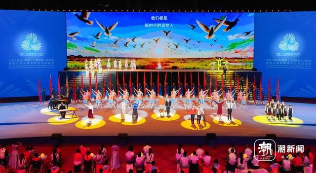 闭幕式现场,由中国依靠双腿假肢登顶珠峰第一人夏伯渝、全国残运会自行车项目冠军叶依婷等人共同表演情景诗朗诵《追梦人》。潮新闻记者 彭鹏 摄