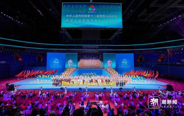 闭幕现场所有演员共同演唱闭幕主题曲《湾区放歌》。潮新闻记者 彭鹏 摄