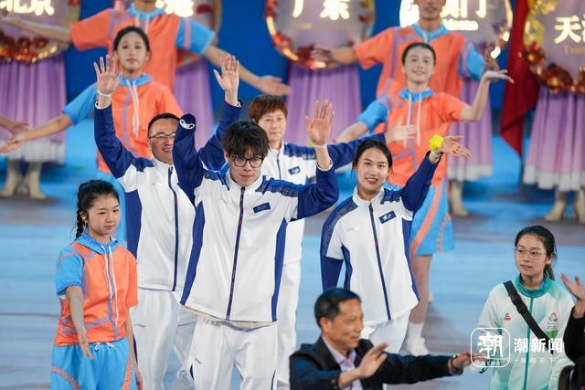 12月15日,全国第十二届残疾人运动会暨第九届特殊奥林匹克运动会正式闭幕,浙江代表团代表入场。潮新闻记者 彭鹏 摄