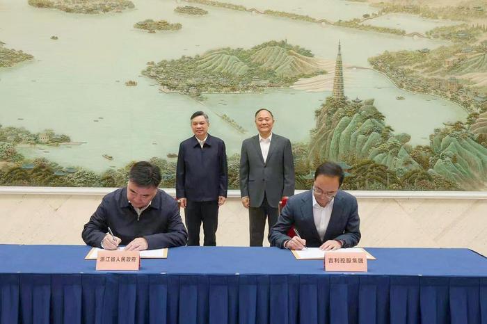 13日,浙江省人民政府与浙江吉利控股集团有限公司签署新一轮战略框架协议。浙江省委副书记、省长刘捷,吉利控股集团董事长李书福见证签约。潮新闻记者 陆乐 摄