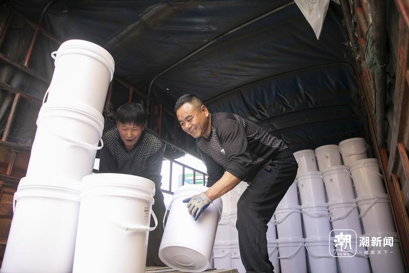 工人正在装货。记者 钱洁瑗 摄