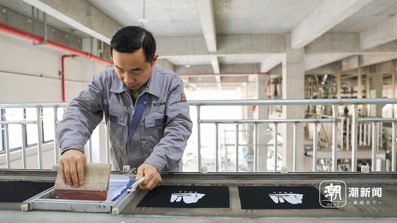 员工在对产品进行检验。记者 钱洁瑗 摄