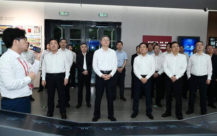 2026年度长三角地区主要领导座谈会在上海举行,图为长三角三省一市领导参观上海人民城市实践展示馆。陈正宝 摄