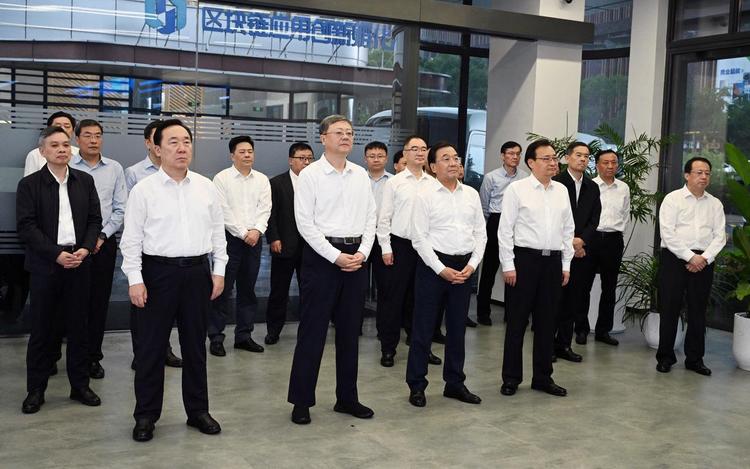 2026年度长三角地区主要领导座谈会在上海举行,图为长三角三省一市领导考察区块链创新应用相关进展。陈正宝 摄