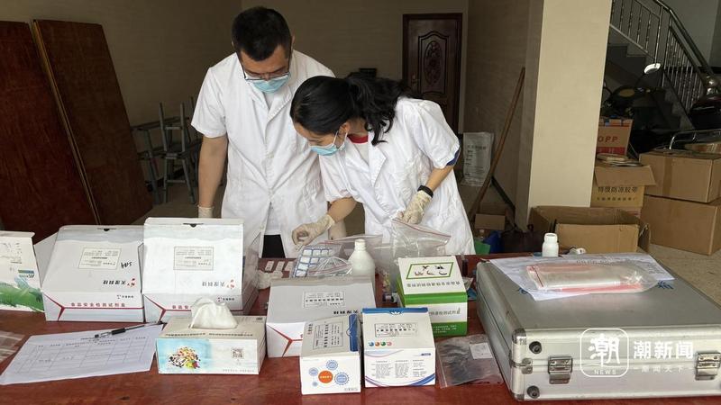 相关人员在检测杨梅。潮新闻记者 吴馥梅 摄