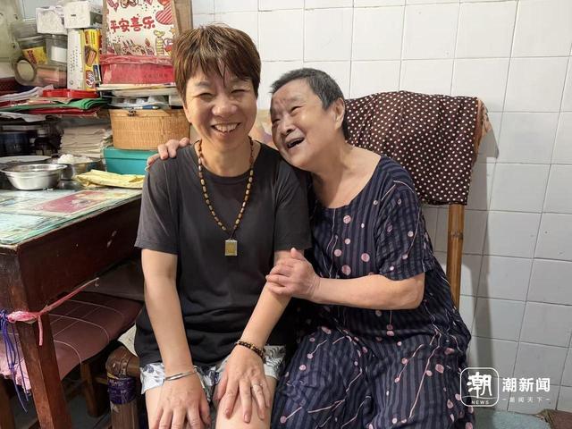 宁波东胜街道史家社区,邬阿姨每天给邻居王奶奶捎一顿饭。王奶奶请记者为二人拍下合照。记者 郑宇 摄