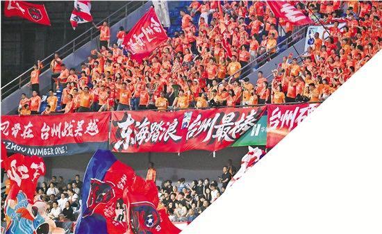 5月31日晚,“吴越杯”四分之一决赛,台州队1:0击败实力强劲的杭州队,晋级四强。图为热情的观众。 记者 董旭明 摄