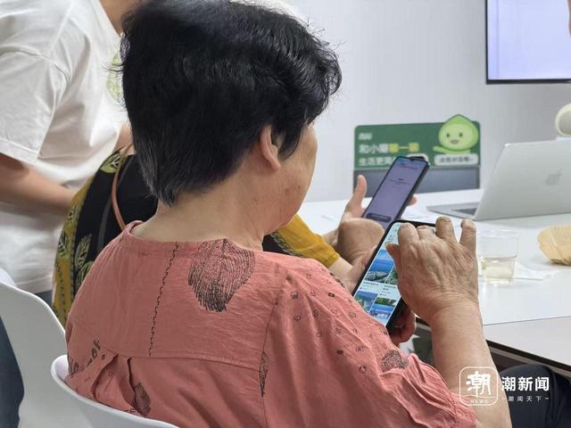 长者们正在试用“小瓣帮帮”互助养老小程序。记者 郑宇 摄