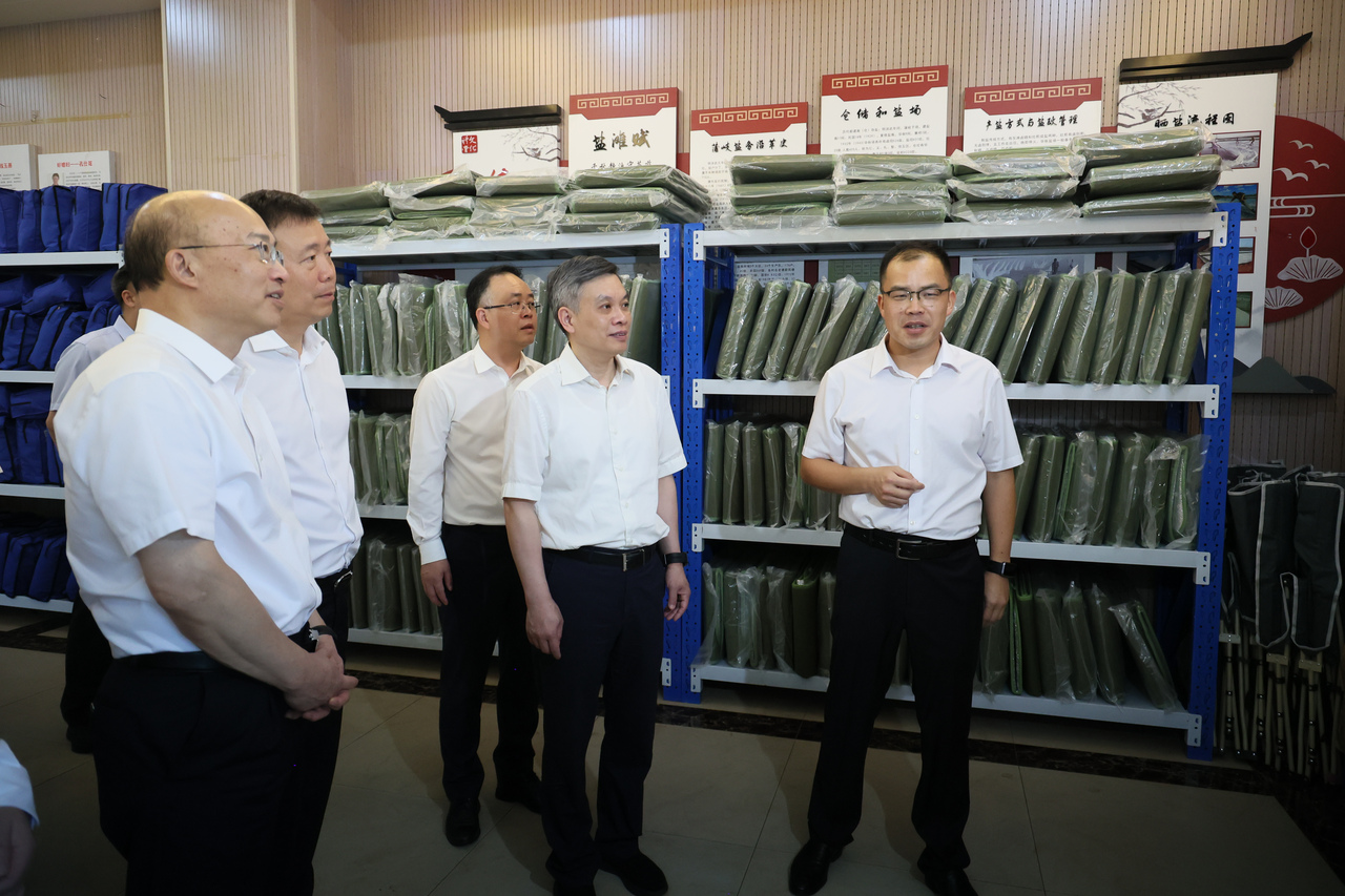 9日,刘捷来到乐清市蒲岐镇华一村,实地察看避灾安置点,了解应急物资储备等情况。潮新闻记者 陆乐 摄