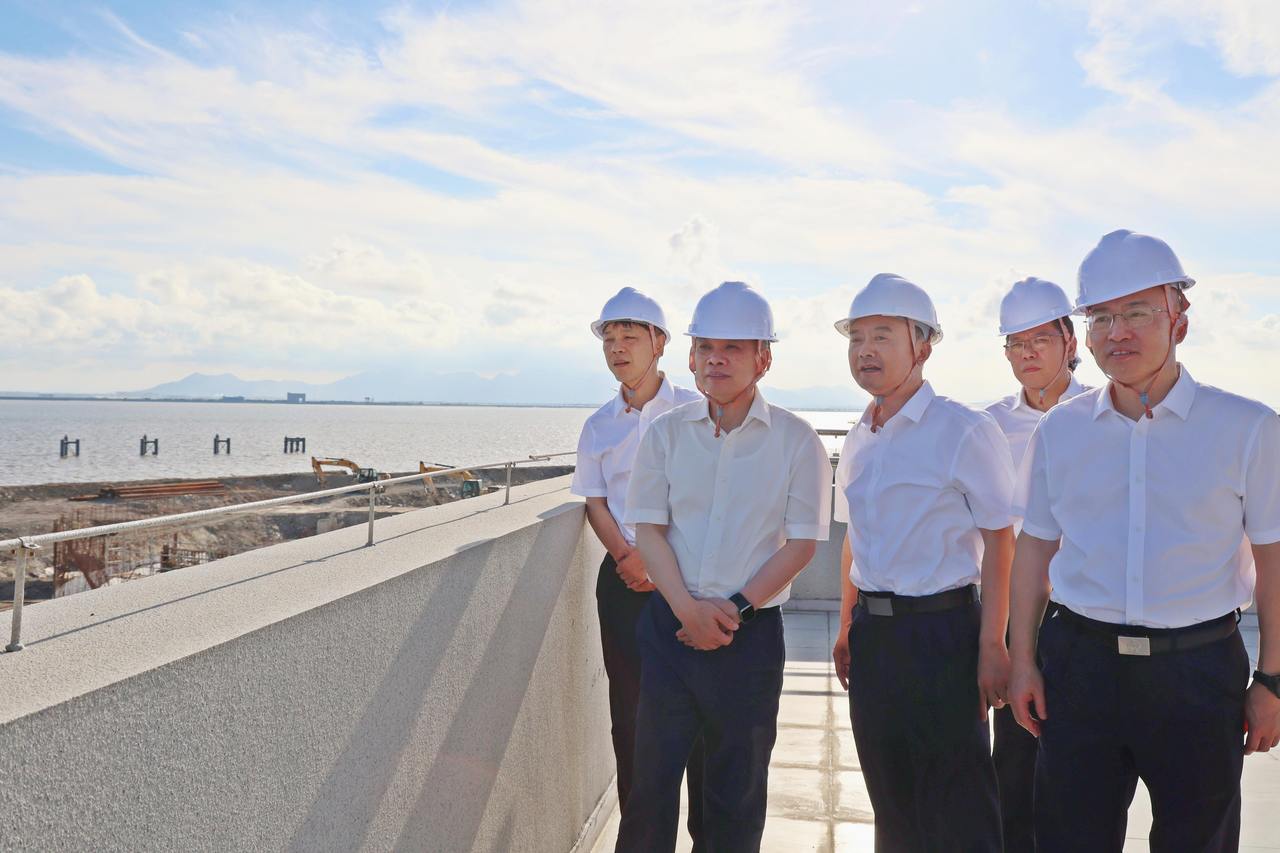 9日,刘捷来到温州国家海洋经济发展示范区海塘安澜工程,实地检查重点防洪工程的防台准备情况。潮新闻记者 陆乐 摄