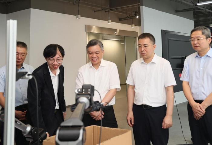 3日,省委副书记、省长刘捷在杭州专题调研人工智能产业发展工作。潮新闻记者 陆乐 摄