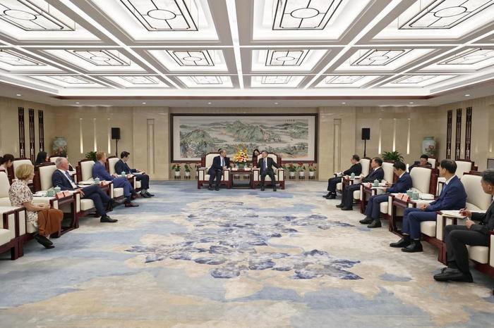 3日下午,省长刘捷在杭州会见了由美中贸易全国委员会会长谭森率领的美中贸易全国委员会董事会代表团一行。潮新闻记者 陆乐 摄