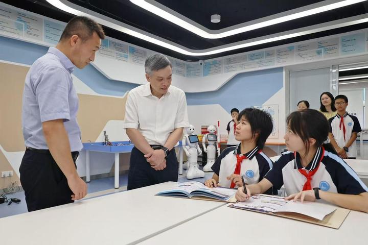 9月7日下午,省委副书记、省长刘捷来到杭州市保俶塔实验学校,了解学校办学情况,看望慰问教师代表。 潮新闻记者 陆乐 摄
