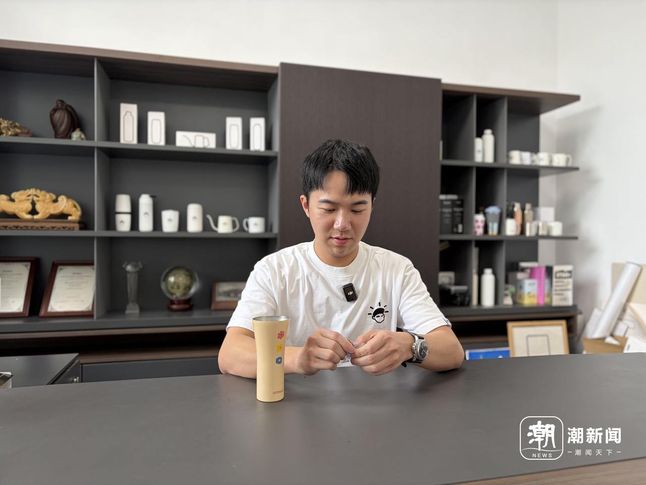 “水杯小胡总”胡家舟的办公室里品类最多的是自有品牌的水杯和各种喉糖。 记者 陶韬 摄