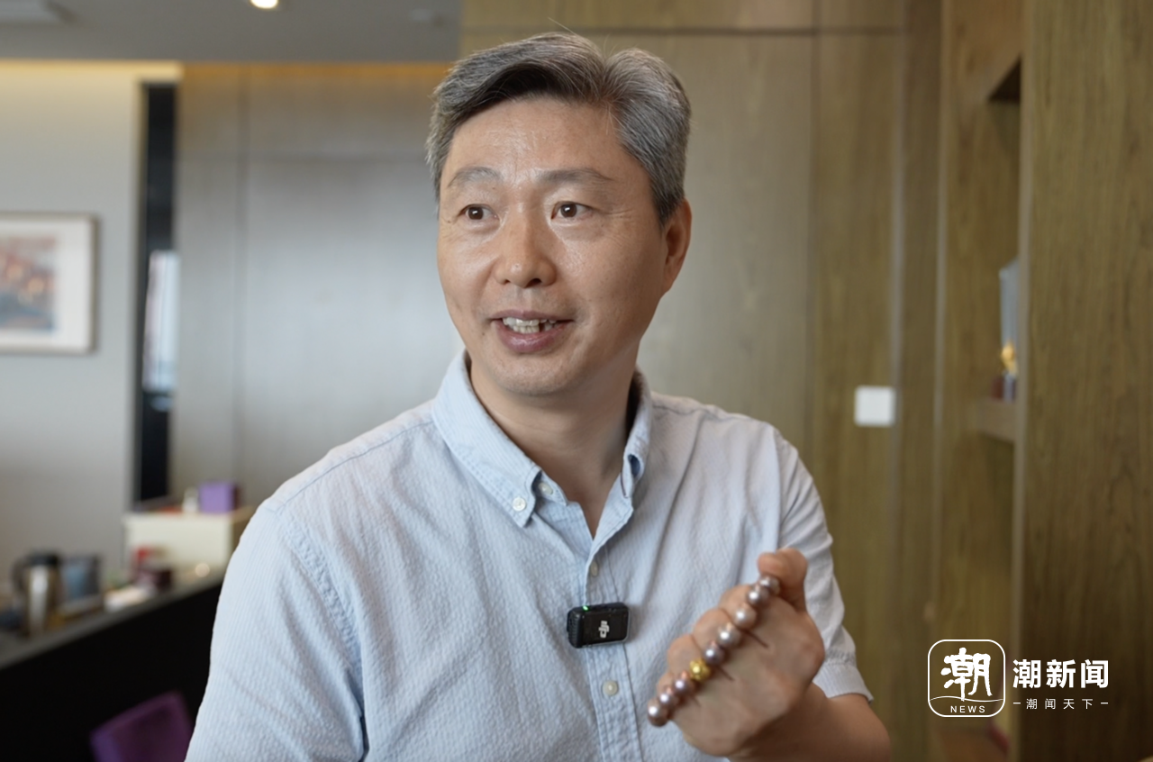 杨安全展示“珍珠爷爷”同款欧诗漫珍珠手链。 记者 陶韬 摄