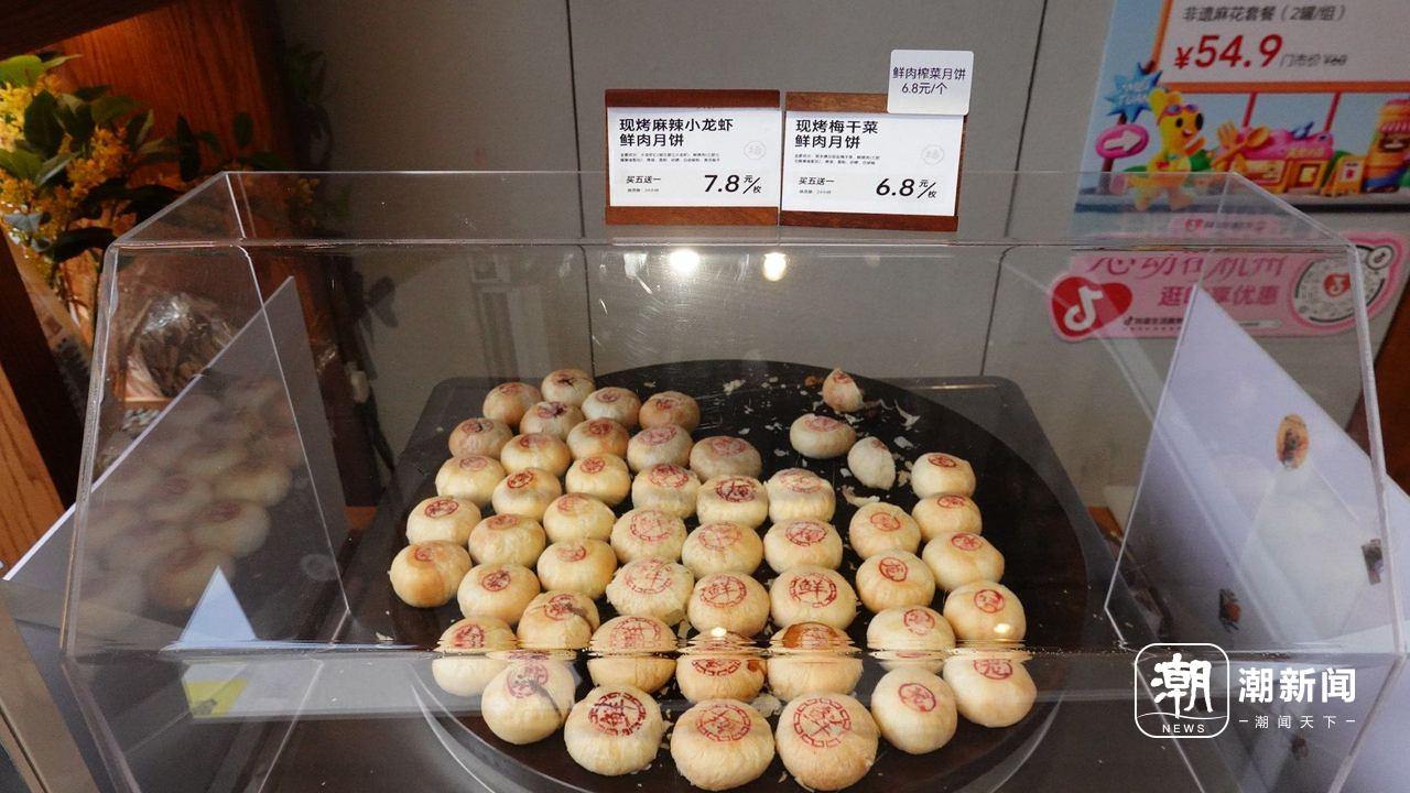 刚烤好的月饼 记者 陈天怀 摄
