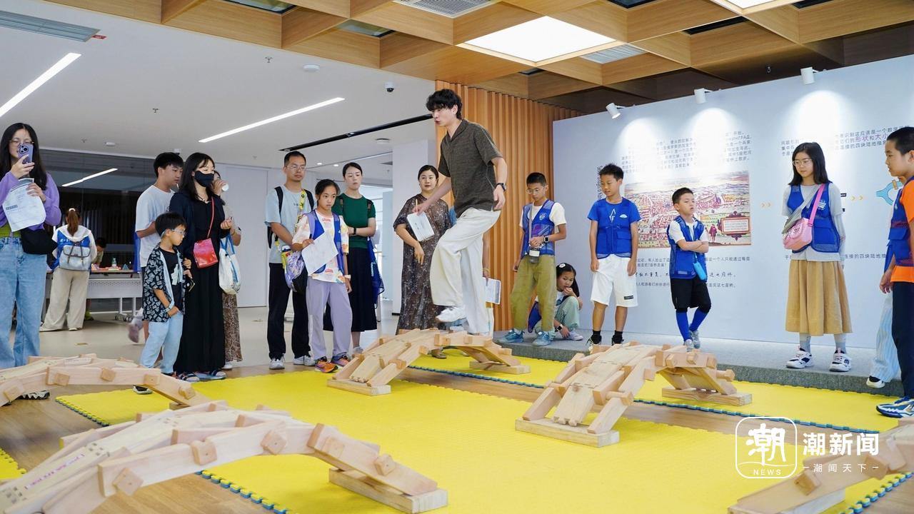 老师带领学生们在探索中学习。潮新闻记者 吴越 摄