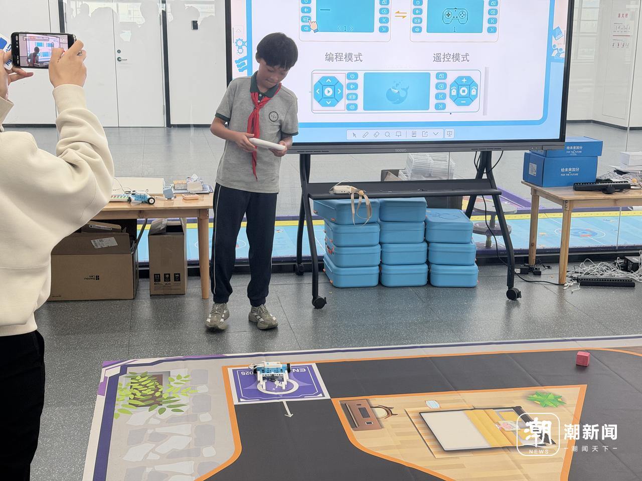 一名小学生正在参加比赛。记者 郑宇 摄